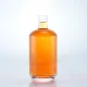 Elegante botella cilíndrica de vidrio