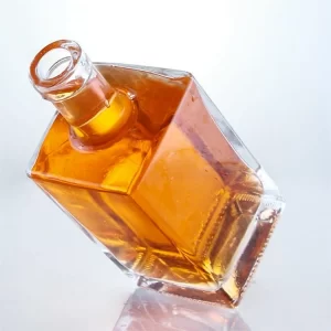 What are the characteristics of square glass bottle?