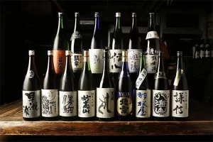 What are the effects of bottle color on sake