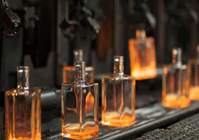 What are the characteristics of glass bottle packaging?